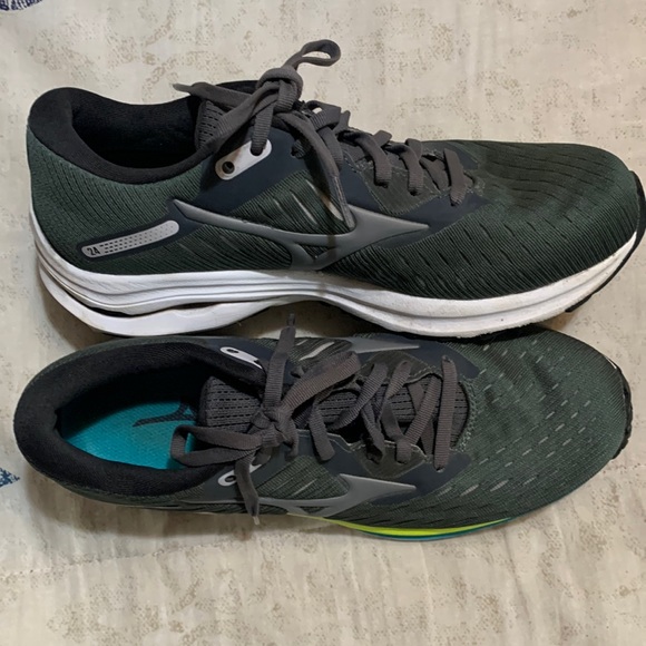 Mizuno Shoes - Women’s Mizuno wave rider 24 sneakers size 8. Really nice gray and white.